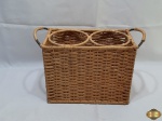 Suporte para 2 garrafas em ferro revestido de rattan. Medindo 34cm x 14,5cm x 23,5cm de altura, cada garrafa com 11,5cm de diâmetro.