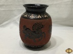 Vaso floreira em cerâmica esmaltada com cavalos em relevo, peça da Artexport Saigon Vietnam Dona. Medindo 20,5cm de altura.