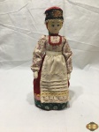 Boneca de pano russa com trajes típicos. Medindo 27,5cm de comprimento.