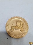 Medalha comemorativa da Anfavea Brasil, Março de 1969 em metal dourado. "Indústria automobilística: 2.000.000 de veículos produzidos é o Brasil que acelera para o futuro". Medindo 5cm de diâmetro.