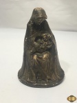 Escultura de Nossa Senhora com menino Jesus em resina. Medindo 23,5cm de altura.