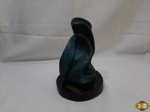 Escultura em bronze com patina azul, nomeada "Chama Azul" de Sonia Schwarz. Medindo 23,5cm de altura.