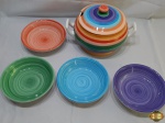 Sopeira com 4 pratos de sopa em porcelana com pintura colorida. Medindo a sopeira 22cm de diâmetro de bojo x 14,5cm de altura.