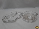 Lote de 2 petisqueiras em vidro moldado. Medindo a redonda tipo cesta 19,5cm x 15cm x 7cm de altura.