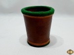 Copo para dados em couro com borda revestida de camurça. Medindo 10,5cm de altura x 9,5cm de diâmetro.