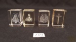 4 enfeites em bloco de cristal  lapidados representando  Jesus, Maria , Joao.Medidas: 4 cm de altura.