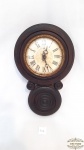 Relógio  parede Formato Oito  moldura madeira Com Algarismos  romandos. maquina adaptada . Funcionamento desconhecido .Medida26cm 26cm diametro