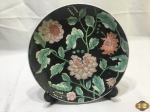 Prato decorativo em porcelana com pintura floral. Medindo 26cm de diâmetro.