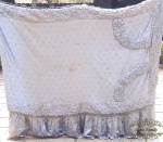 Colcha de Casal em Cetim Cinza Bordada,  com babados .Apresenta marcas de Guardado.Medidas: 1,92 comprimento , 1,33 largura  - Barra 41 cm