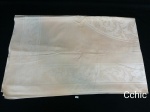Toalha de mesa . adamascada cor perola  100% Algodão; Medida: 1,86mx1,5m de comprimento. Apresenta marcas de uso.