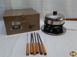 Panela de fondue com rechaud e 6 garfos em aço inox Forma com cabo em madeira.