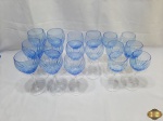 Jogo de 17 taças em cristal Strauss azul lapidado. Sendo 6 taças de água, 5 taças de vinho tinto e 6 taças de vinho branco.