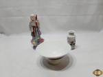 Lote composto de bowl, mini vaso e escultura de sábio oriental em porcelana oriental. Medindo o sábio 16,5cm de altura.