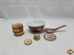 Lote composto de bowl, colher, miniaturas, etc. Em porcelanas diversas. Medindo o bowl 12cm de diâmetro x 5,5cm de altura.