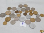 Lote de várias moedas diversas para colecionador.