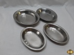 Lote de 4 travessas ovais em aço inox. Medindo 26cm; 23cm; 19cm; 19cm de comprimento respectivamente.