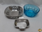 Lote composto de fruteira quadrada em aço inox, bowl em vidro azul moldado e petisqueira em aço inox Meridional. Medindo a fruteira 23,5cm x 23,5cm x 5,5cm de altura.