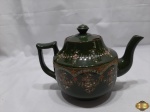 Bule de chá em cerâmica vitrificada pintada. Medindo 17cm de altura. Com 2 perdas na tampa.