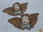Par de anjos em gesso pintado para pendurar. Medindo 29cm x 13cm.