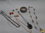 Lote com bijuterias diversas. Composto de brincos, colares, etc.