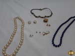 Lote com bijuterias diversas. Composto de brincos, colares, etc.
