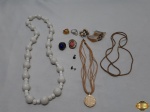 Lote com bijuterias diversas. Composto de brincos, colares, etc.
