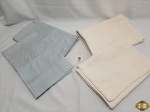 Lote de roupas de cama. Lote composto por 1 par de protetor de travesseiro e 1 par de fronhas 100% algodão. Peças em perfeito estado de conservação. Medindo: 50 X 70 CM.