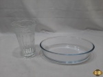 Lote composto de travessa oval funda e vaso floreira em vidro moldado. Medindo o vaso 16,5cm de altura x 11cm de diâmetro de boca.