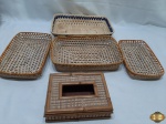 Lote composto de 4 cestas e 1 caixa em ratam. Medindo a caixa em madeira revestida de ratam 19cm x 14,5cm x 5cm de altura.