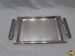 Bandeja retangular com alça em aço inox 18/8. Medindo 44cm x 24,5cm.