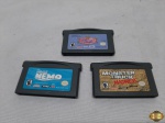 Lote de 3 cartões de Gameboy Advanced, composto de Procurando Nemo, Monster Truck e Barbie.