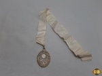 Medalha da Guarda de honra do Smo Sacramento em metal prateado. Medindo a medalha 6,5cm x 4,5cm.