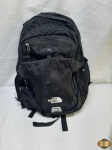 mochila The North Face Recon, com diversas divisões na cor preta.