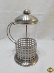 Cafeteira de pressão em metal prateado com recipiente em vidro. 800ml