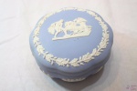 Caixa Redonda Porcelana Inglesa Azul Wedgwood Relevo . Medindo: 5cm de altura x 12,5cm de diametro