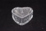 Gracioso porta joias em cristal lapidado no forma de coração medindo 8 x 3 cm