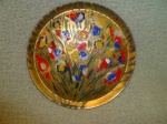 Prato em porcelana pintado a mão com  folha de ouro motivos florais medindo 19 cm Prato em porcelana