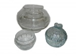 Três bowls em grosso cristal 2 translúcido e 1 no tom azul com pega no formato de coração medidas 6 x 8 cm , 17 x 11 cm e 11 x 10 cm
