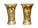 Par de jarras chinesas ao gosto zatsuma policromadas e detalhes em dourado marcas no fundo medindo 15 x 9 cm