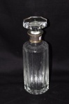Antiga garrafa em grosso cristal lapidação dedão e bisotado com bocal em metal altura 29 cm