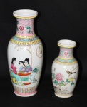 Duas jarras  em porcelana chinesa  decorada com  damas jogando e 1 com flores e pássaros  altura 26 cm e 17 cm