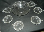 Saladeira com 6 bowls em vidro translúcido lapidado com pegas laterais e pés altos medindo 30 x 7 cm e bolws med. 11 x 4  cm
