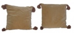 Par de almofadas 100% algodão com 4 pompom nos cantos medindo 38 x 34 cm