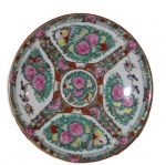 Medalhão em porcelana chinesa decorado com flores, folhas,borboletas e  pássaros ao gosto da Família Rosa,  em perfeito estado marcas no fundo diâmetro 31 cm