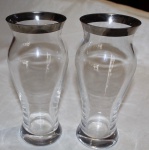 Par de jarros em vidro translúcido com bordas prateadas medindo 26 x 10 cm