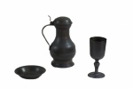 ESTANHO-  JS-MG  constando de 1 jarra com  alça e tampa ,  1 copo e 1 prato altura 24 cm , 17 cm e 14 cm diâmetro  ( no estado )