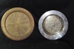 Dois pratos indianos sendo 1 em metal prateado com desenho em relevo                       diâmetro  28 cm e 1 em metal dourado cinzelado  diâmetro  31 cm
