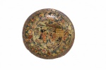 Medalhão ao gosto  Zatsuma com rico trabalho em relevo com "Gueixas" e bordas filetadas a ouro    diâmetro 36 cm marcas no fundo