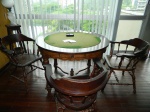 Mesa de jogo em madeira com 4 gavetinhas no estilo holandês com 3 cadeiras forradas medindo 1,10