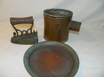 Lote com 3 peças antigo ferro de passar a carvão com pegas em madeira ,  1 prato em cobre martelado  , 1 jarro  em cobre martelado medindo 21 cm , 15 x 15 cm  e 14 x 14 cm